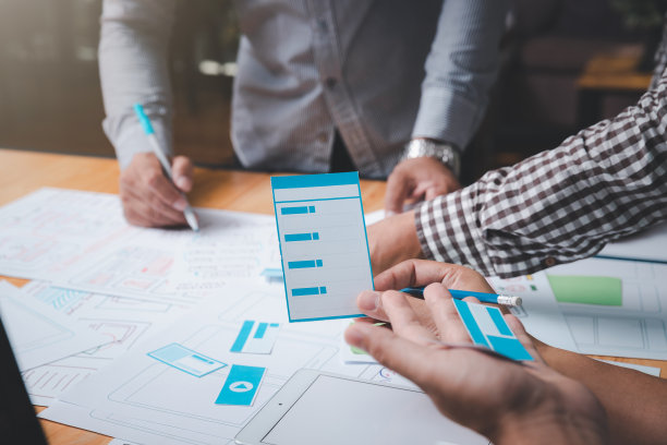 用户体验或UI设计师设计他们的智能手机应用程序布局原型项目。图片下载