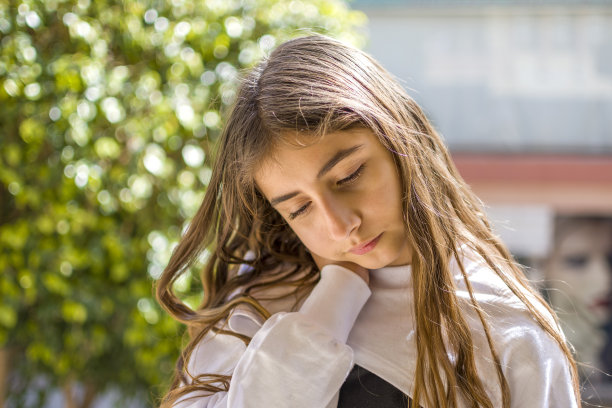 漂亮的女孩牙痛图片下载