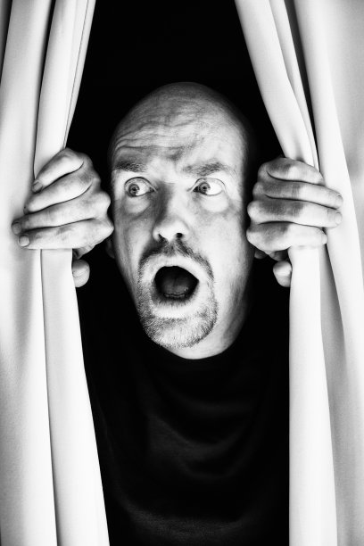 一名男子拉开窗帘，受到了可怕的电击，吓得他目瞪口呆图片下载