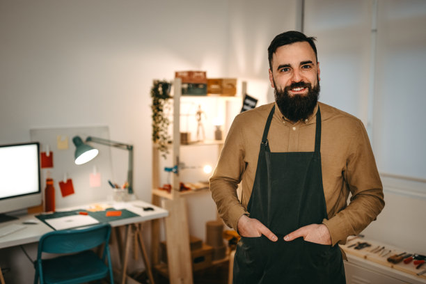 自信的大胡子艺术家站在艺术工作室的肖像图片下载