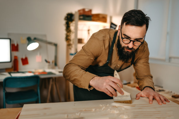 男艺术家在艺术工作室用画笔清洁木材图片下载
