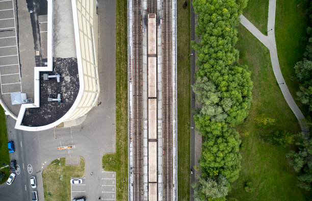 火车从上到下穿过城市街道的景象图片下载