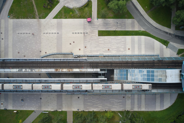 空中的火车正抵达火车站站台上的街道图片下载