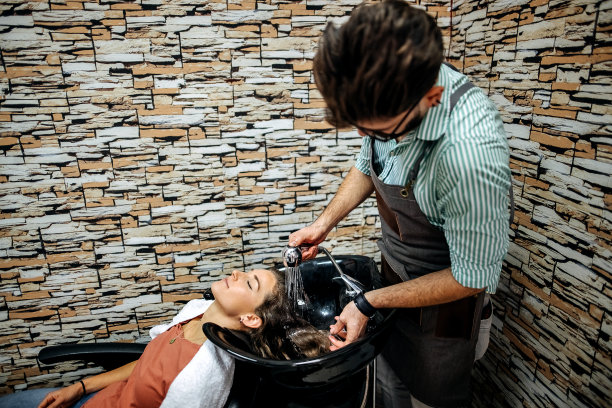 在发廊洗头发图片下载