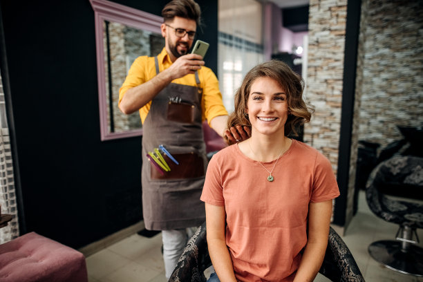 发型师用手机拍下客户完成的头发图片下载