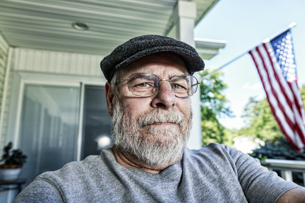 坐在家里的临时老人图片下载