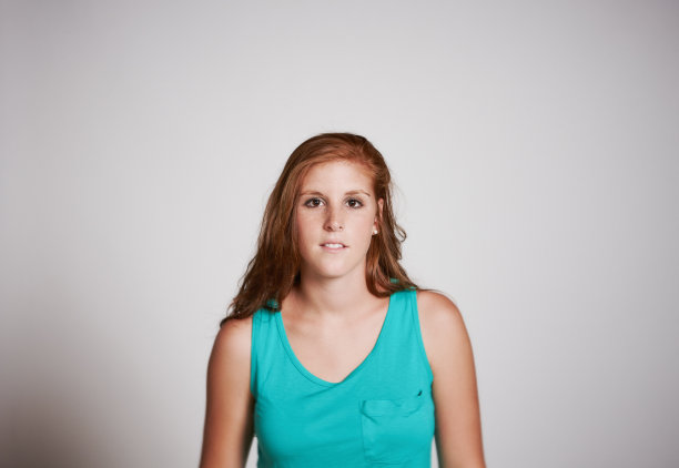穿着无袖上衣的红发年轻女子焦急地看着镜头图片下载