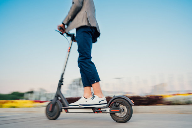 在索菲亚骑摩托车的商人图片下载