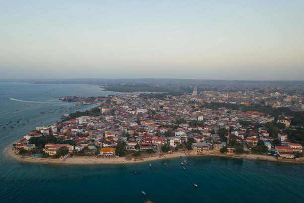 坦桑尼亚桑给巴尔热带岛屿。海岸线，海洋和船只在桑给巴尔市的海岸图片下载