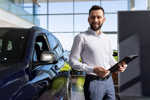 保险公司员工旁边的一辆新车在汽车经销中心图片下载