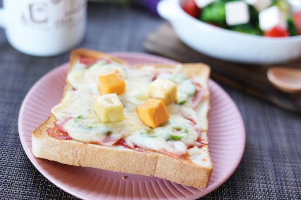 披萨吐司，西兰花和番茄沙拉图片下载