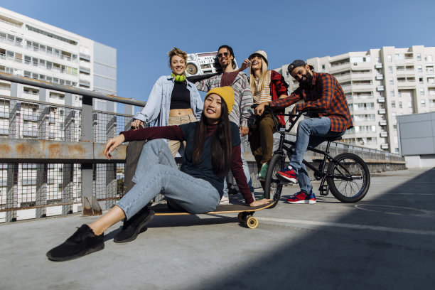 年轻的舞蹈船员图片下载