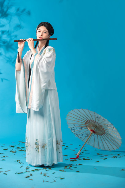吹笛子的古风美女图片下载