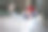 一个穿着暖和夹克的年轻女子在街上通过电话在线交流图片下载
