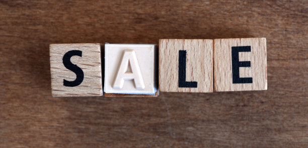 由木制字母排列的促销词。图片下载