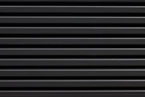 一扇深灰色的金属车库门图片下载