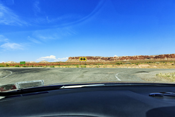 遥远的犹他州草原公路交叉口图片下载