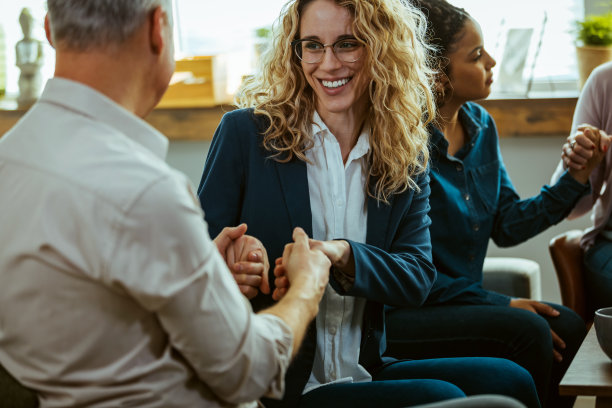 坐在婚姻咨询师办公室的沙发上，手牵着手。图片下载