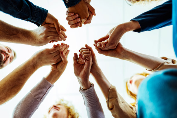 一群手拉手的人图片下载