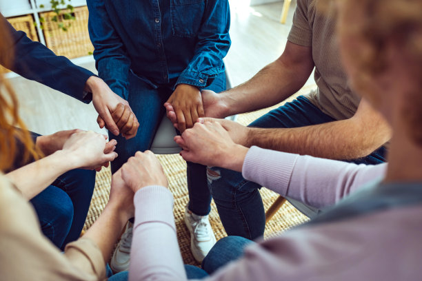 训练现场的一群男女图片下载