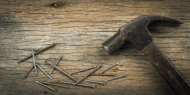 旧钉子和锤子在木桌上与复制空间为您的文本或图像。图片下载