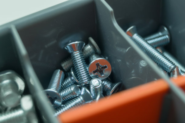 连接部件的新金属螺钉。工具箱中的紧固件。小齿轮。有选择性的重点图片下载