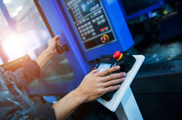 在cnc机床工作的男性工人图片下载