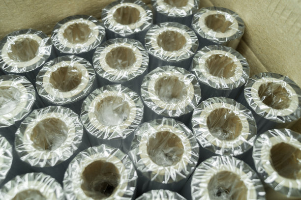 硬纸盒包装热转印色带。竞技场队伍。为条码在硬纸板卷轴上打蜡。为印刷行业提供材料。有选择性的重点图片下载