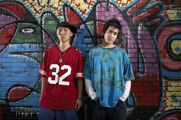 街头的年轻男子图片下载