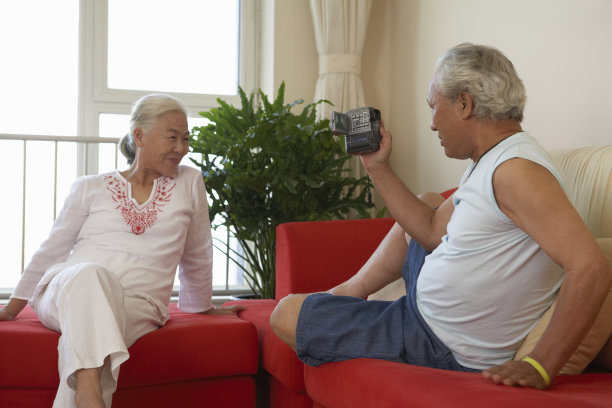 老年夫妇摄像图片下载