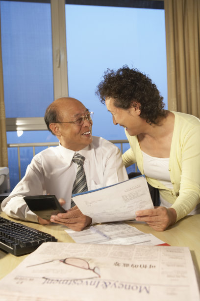 老年商务男士和妻子图片下载