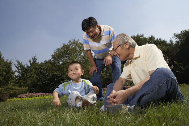 一家人在草地上玩耍图片下载