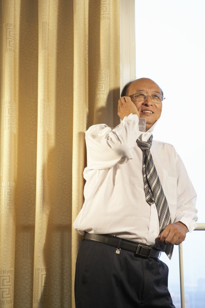 老年商务男士打电话图片下载