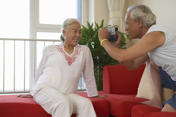 老年夫妇摄像图片下载