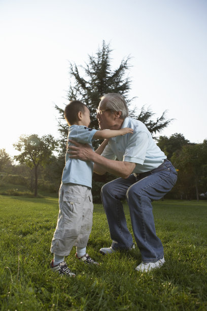 爷爷和孙子在公园玩耍图片下载