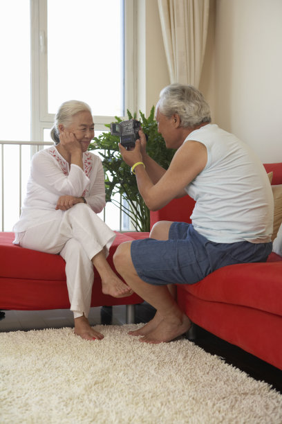 老年夫妇和摄像机图片下载