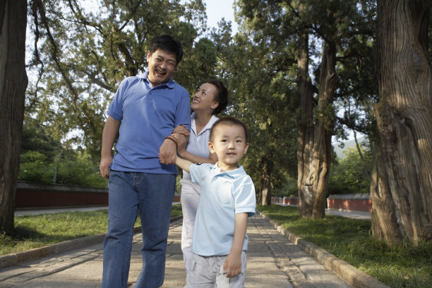 快乐一家人手牵手散步图片下载