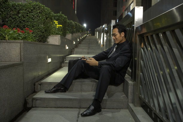 商务男士在户外用手机图片下载