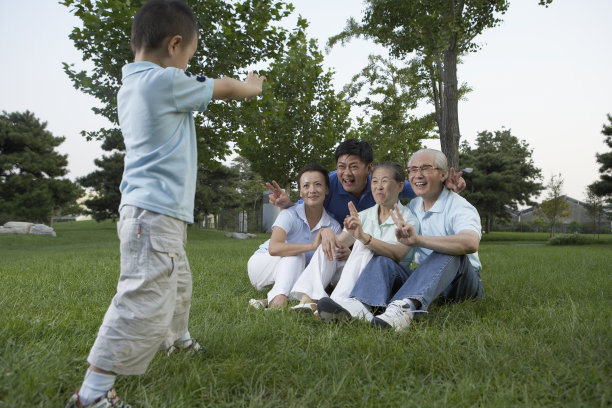 小男孩给全家人拍照图片下载