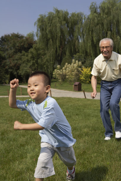 老年人在户外图片下载