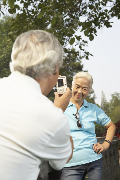 老年夫妇拍照图片下载