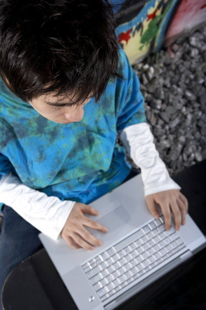 上网的年轻男子图片下载