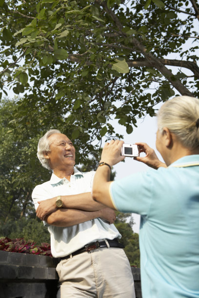 老年夫妇拍照图片下载