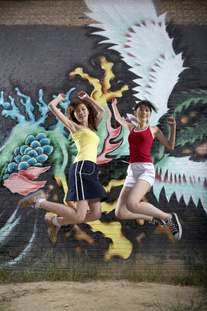 女孩跳跃图片下载