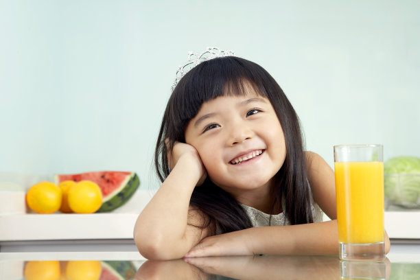 小女孩与橙汁图片下载