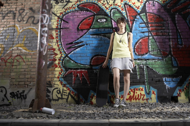 时尚的年轻女子图片下载