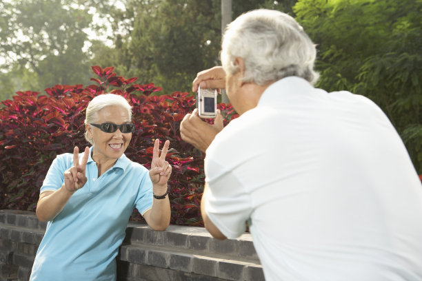 老年夫妇拍照图片下载