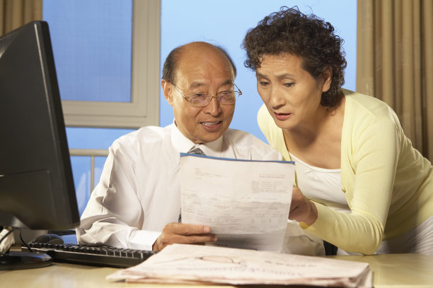 老年商务男士和妻子图片下载