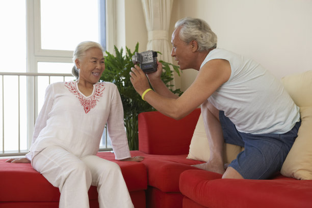 老年夫妇摄像图片下载