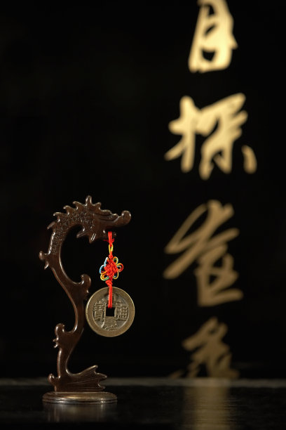 传统木龙雕塑和铜钱图片下载